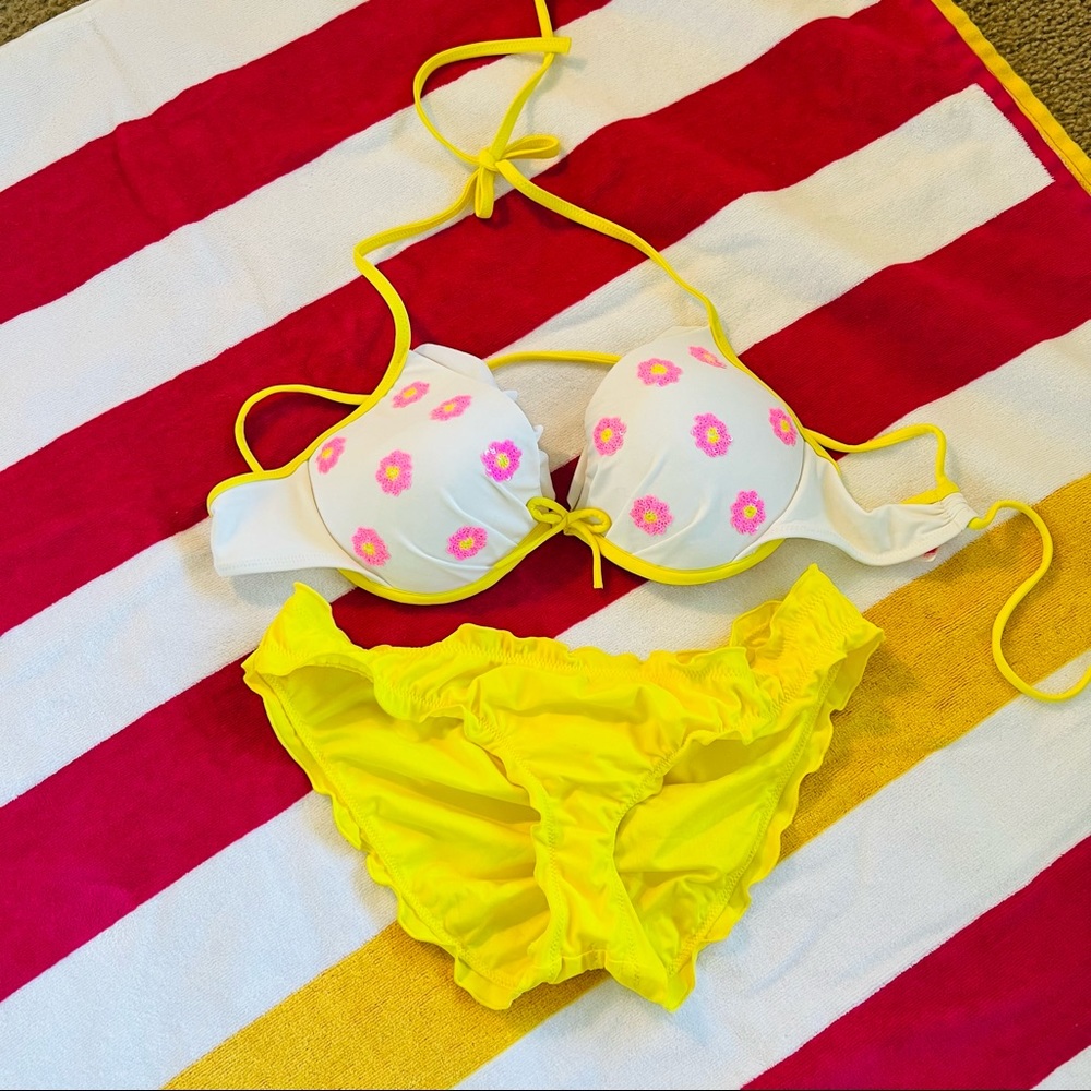 Victoria’s Secret bombshell bikini